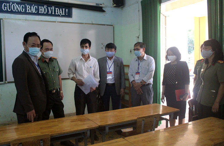 Phó Chủ tịch UBND tỉnh kiểm tra các điểm thi tốt nghiệp THPT 2020