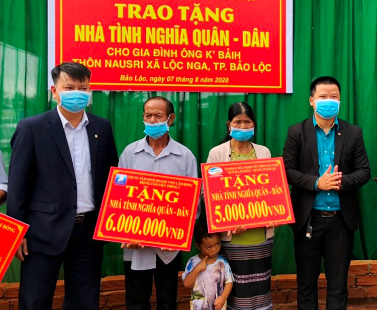 Các nhà tài trợ trao tặng biểu trương hỗ trợ kinh phí cho gia đình ông K’Bảih
