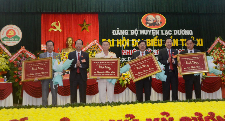 Tặng quà cho các đồng chí không tiếp tục tham gia Ban Chấp hành khóa mới