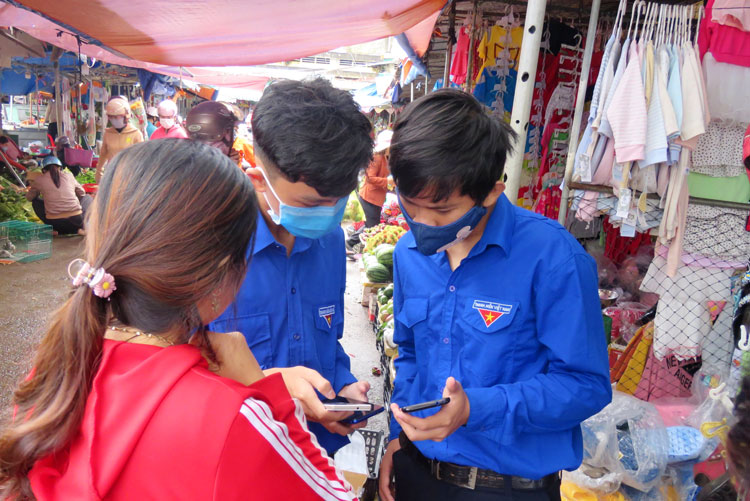 Tuổi trẻ Bảo Lâm tặng khẩu trang và giúp người dân cài ứng dụng Bluezone phòng dịch Covid-19