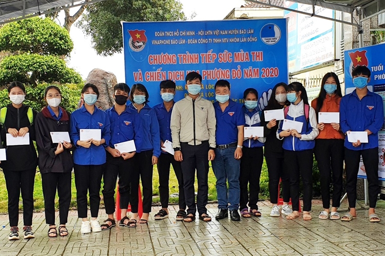 Trao 24 suất học bổng động viên các học sinh nghèo trước ngày thi tốt nghiệp THPT