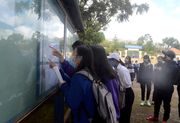 Các thí sinh dò tìm phòng thi tại bảng chỉ dẫn