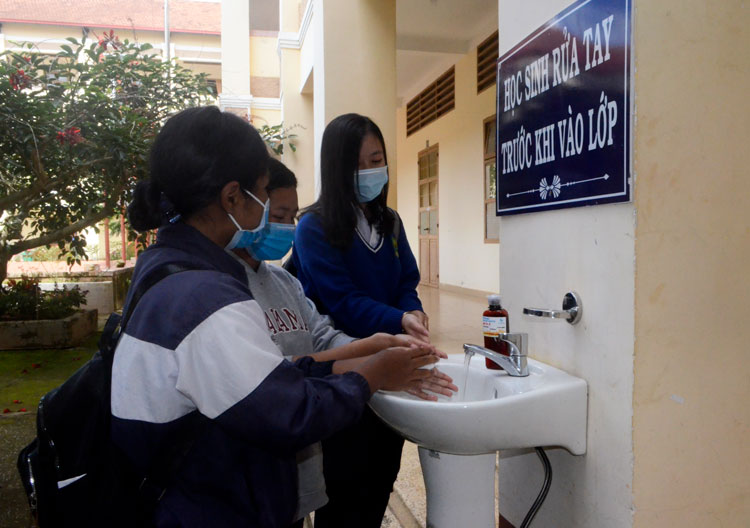 Thí sinh rửa tay trước khi vào phòng thi nghe phổ biến quy chế thi