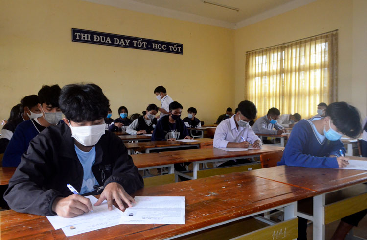 Thí sinh thực hiện khai báo y tế