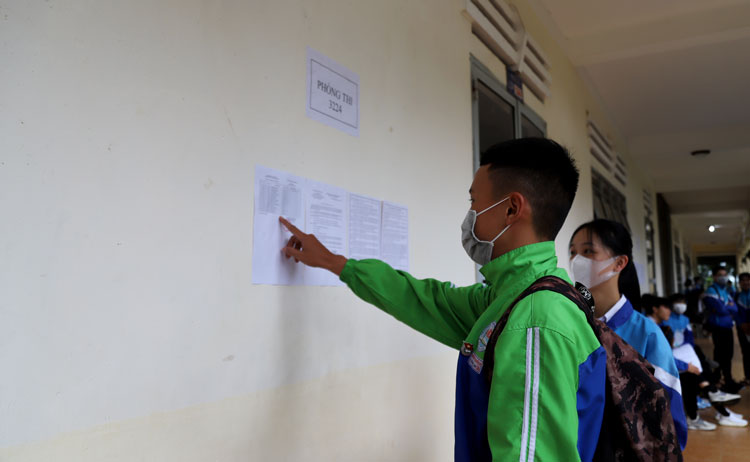 Thí sinh kiểm tra lại số báo danh trước khi vào phòng thi. Ảnh: Khánh Phúc