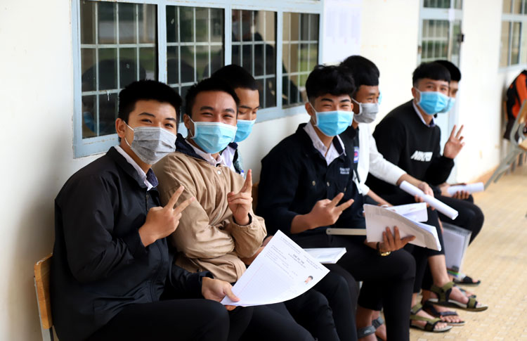 Sự tự tin của các thí sinh trước giờ thi môn Ngữ văn. Ảnh: Khánh Phúc