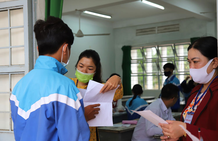  Kiểm tra giấy báo dự thi của các thí sinh. Ảnh: – Khánh Phúc
