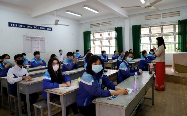 Tất cả các thí sinh vào phòng thi đều phải đeo khẩu trang sẵn sàng cho môn thi Ngữ Văn vào sáng 9/8. Ảnh: Khánh Phúc