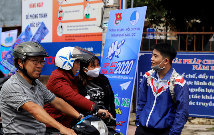 Một thí sinh ở Bảo Lộc chia sẻ niềm vui với người thân khi hoàn thành tốt bài thi môn Ngữ văn vào sáng nay 9/8. Ảnh: Khánh Phúc