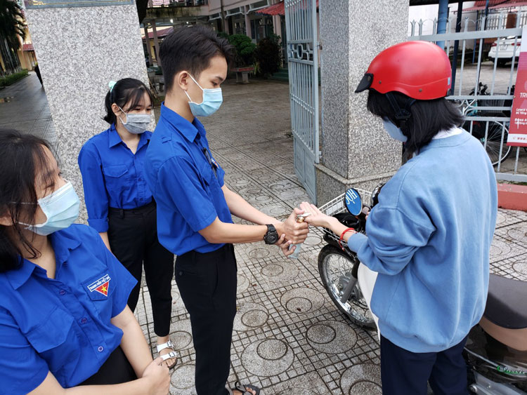 Thanh niên tình nguyện huyện Đạ Tẻh giúp thí sinh sát khuẩn tay trước khi vào điểm thi. Năm nay, Huyện Đoàn Đạ Tẻh thành lập 2 đội thanh niên tình nguyện tiếp sức mùa thi gồm 22 đoàn viên, thanh niên để hỗ trợ thí sinh tại 2 điểm thi Trường THPT Đạ Tẻh và Trường DTNT liên huyện phía Nam. Ảnh: Đông Anh 