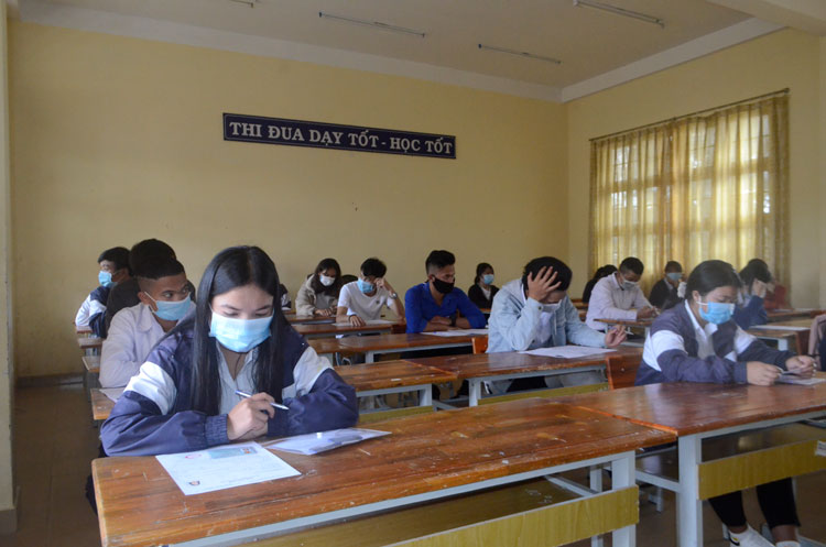 hí sinh ngồi giãn cách từ 1 – 1,5m trong phòng thi  
