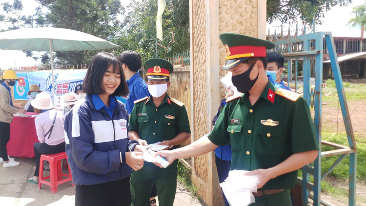 Ban Chỉ huy Quân sự huyện phối hợp với Huyện Đoàn tổ chức tiếp sức mùa thi tại tại 5 điểm thi tốt nghiệp THPT năm 2020 trên địa bàn huyện Đức Trọng. Ngoài tặng khẩu trang, nước sát khuẩn cho các thí sinh tại các điểm thi, các tình nguyện viên còn tuyên truyền phòng chống Covid-19, hỗ trợ, hướng dẫn thí sinh và người thân khai báo y tế, cài đặt và sử dụng ứng dụng Bluezone. Hoạt động này được duy trì trong suốt thời gian diễn ra kỳ thi tốt nghiệp THPT trên địa bàn huyện từ ngày 8-10/8. Ảnh:  N.Minh