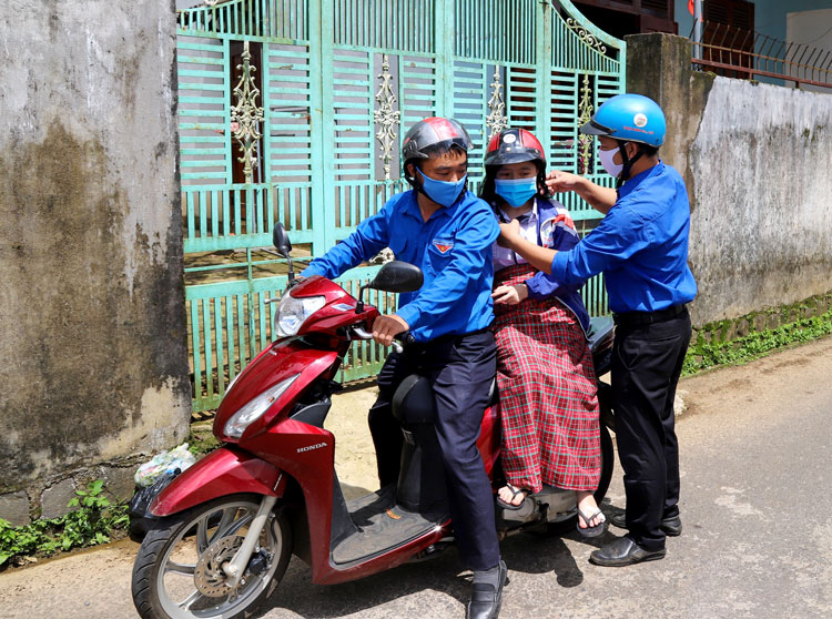 Những chuyến xe thanh niên làm ấm lòng thí sinh