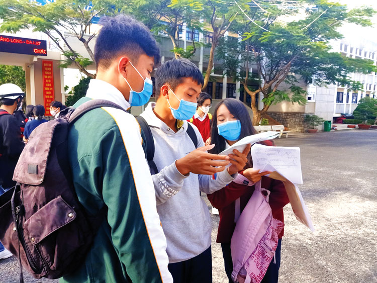Thí sinh trao đổi bài sau khi thi xong