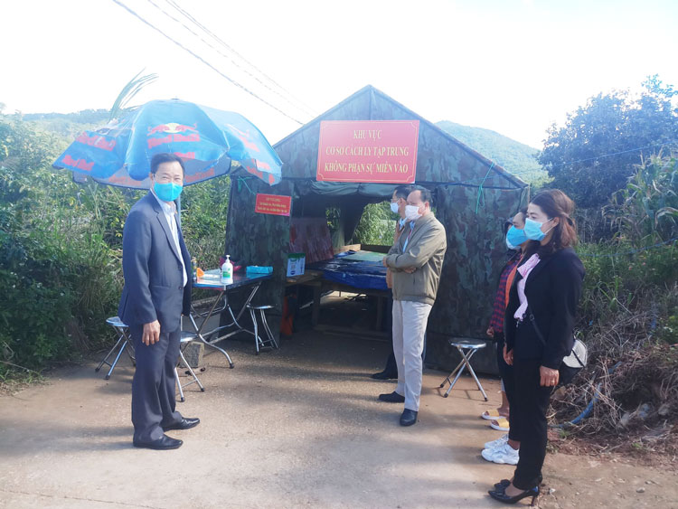 Bí thư Huyện ủy Lạc Dương kiểm tra công tác phòng chống dịch Covid-19 tại các chốt trên địa bàn