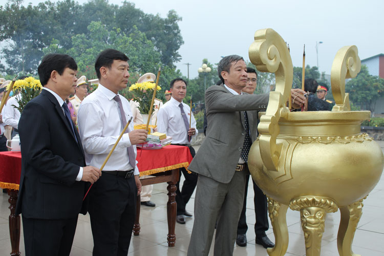 Các đại biểu viếng Đài tưởng niệm