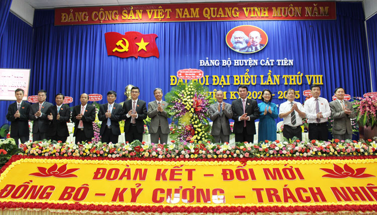 Lãnh đạo tỉnh tặng hoa chúc mừng Đại hội