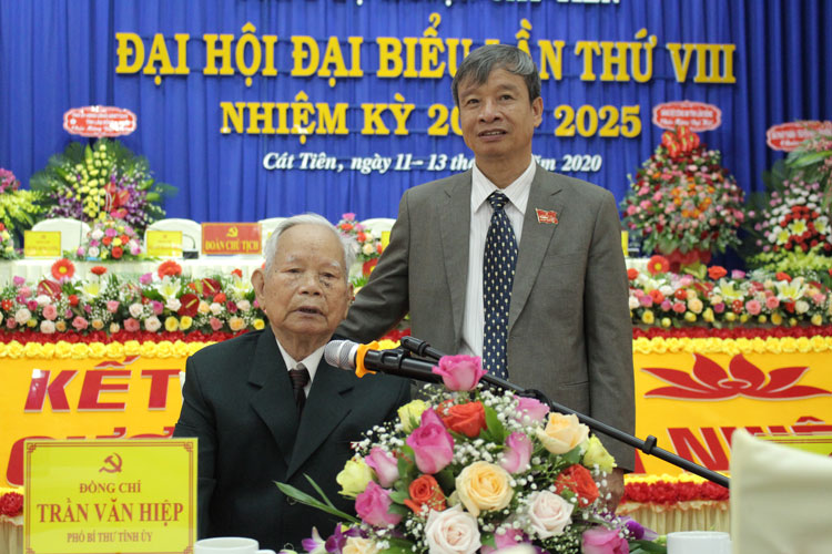 Lão thành cách mạng Hoàng Thanh (96 tuổi đời, 74 tuổi Đảng) người từng gắn bó với Cát Tiên kể lại những ngày đầu gian khó, bày tỏ niềm vui trước sự phát triển, đổi thay và niềm tin yêu, kỳ vọng vào thế hệ lãnh đạo mới của huyện