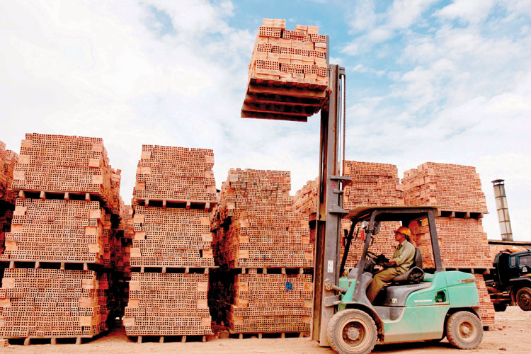 Sản xuất gạch ở Tam Bố. Ảnh: Hà Hữu Nết