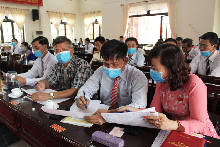 Các đại biểu dự Đại hội thảo luận tổ để bầu Ban Chấp hành đủ số lượng, cơ cấu, thành phần