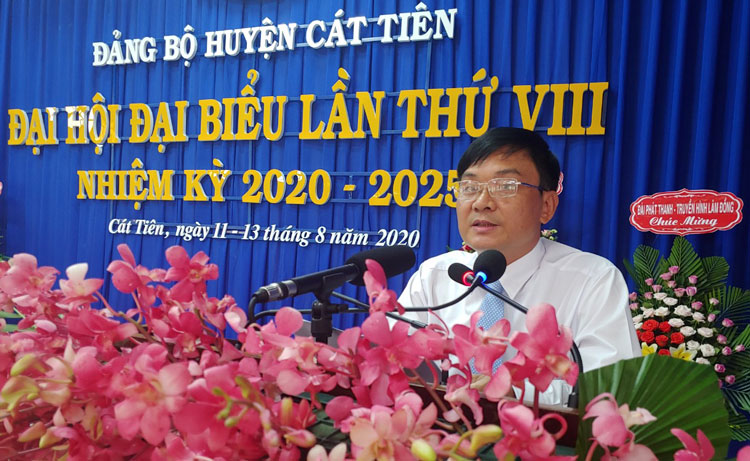 Đồng chí Nguyễn Hoàng Phúc – Phó Bí thư Huyện ủy, Chủ tịch UBND huyện thông qua các ý kiến thảo luận các mục tiêu, nhiệm vụ, giải pháp, chương trình trọng tâm, công trình trọng điểm trong nhiệm kỳ tới