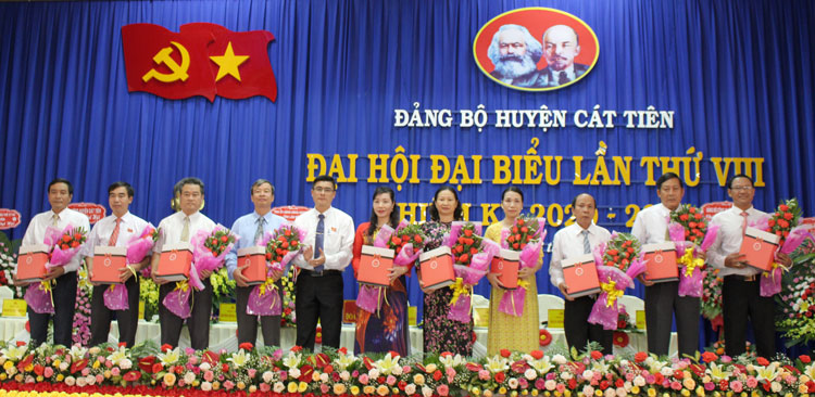 Tặng quà chia tay các đồng chí không tiếp tục tham gia Ban Chấp hành Đảng bộ khóa mới