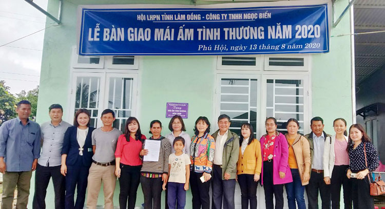 Trao nhà tình thương cho hội viên phụ nữ người dân tộc thiểu số