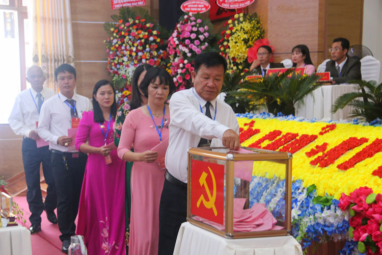 Các đại biểu bỏ phiếu bầu Ban Chấp hành Đảng bộ huyện lần thứ XV