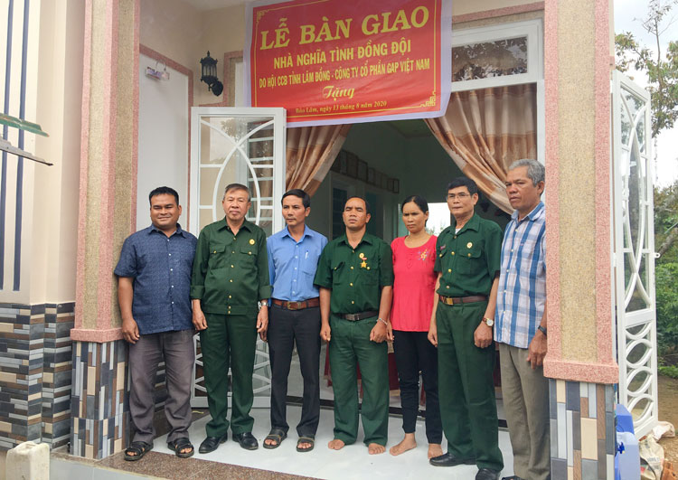 Tặng nhà nghĩa tình đồng đội cho cựu chiến binh ở Bảo Lâm