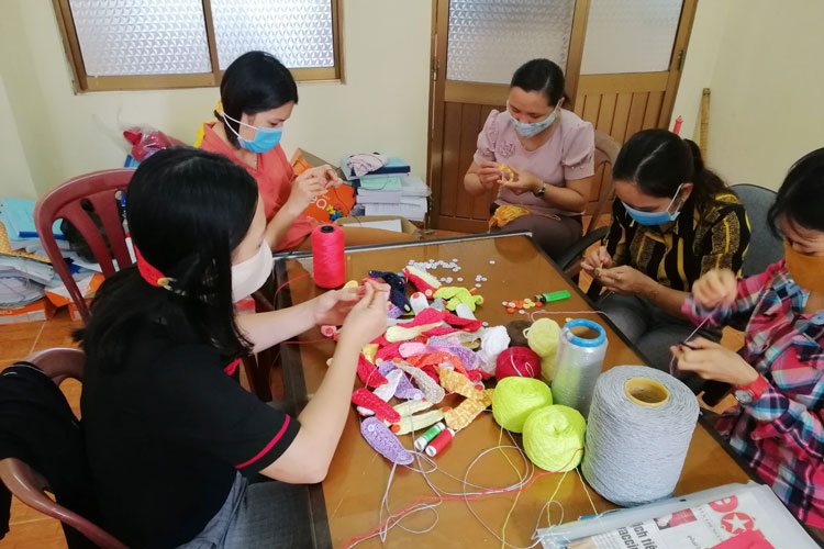 Làm tai giả tặng y bác sĩ tuyến đầu chống dịch COVID-19