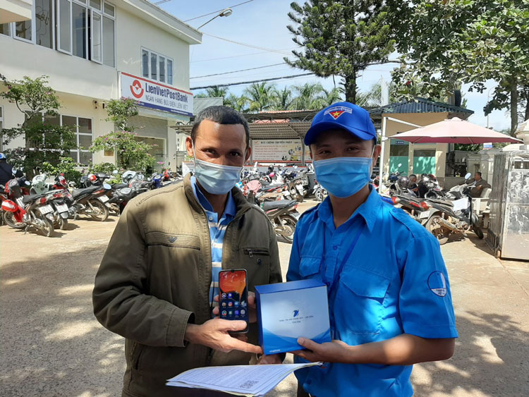 Tặng quà cho người dân khi cài đặt ứng dụng Ncovi, Bluezone