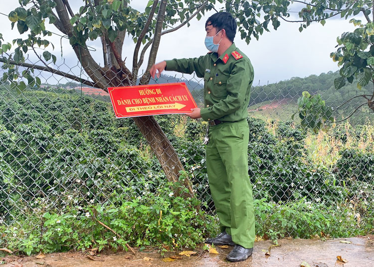 Gỡ bỏ biển hướng dẫn vào khu cách ly