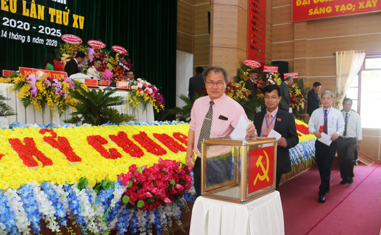 Đại hội bỏ phiếu bầu Đoàn đại biểu đi dự Đại hội đại biểu Đảng bộ tỉnh Lâm Đồng lần thứ XI