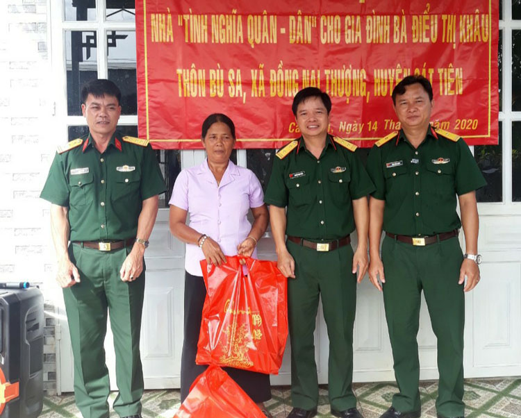 Bàn giao nhà ''Tình nghĩa quân – dân''