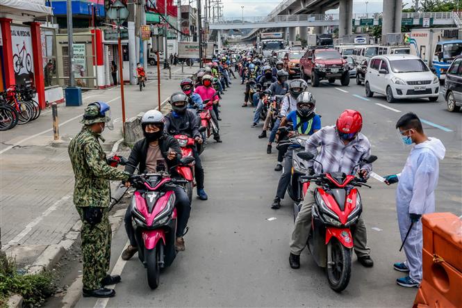 Một chốt kiểm tra y tế phòng dịch COVID-19 tại Manila, Philippines, ngày 12/8/2020