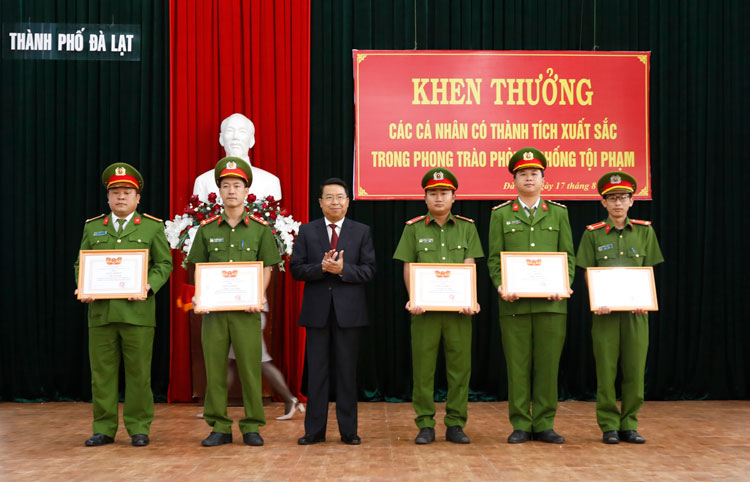 Khen thưởng 6 cá nhân có thành tích xuất sắc trong phòng trào phòng chống tội phạm