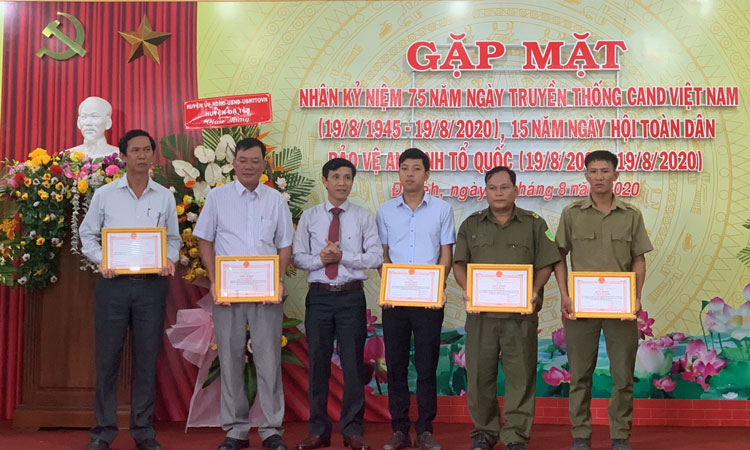 Đồng chí Nguyễn Mạnh Việt – Phó Bí thư Thường trực Huyện ủy Đạ Tẻh trao giấy khen cho các tập thể và cá nhân có thành tích trong phong trào Toàn dân bảo vệ ANTQ