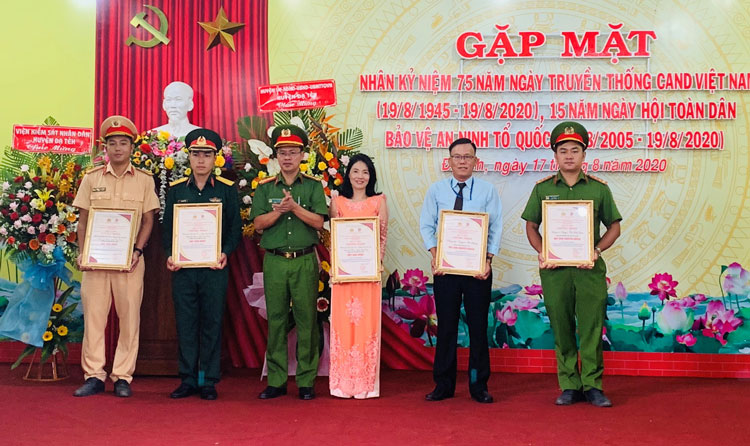 Thượng tá Nguyễn Đình Sô - Trưởng Công an huyện Đạ Tẻh trao thưởng cho nhóm tác giải là cán bộ, chiến sỹ Công an huyện Đạ Tẻh đạt giải nhì cuộc thi viết tìm hiểu về 75 năm ngày truyền thống CAND Việt Nam, 15 năm ngày hội Toàn dân bảo vệ ANTQ