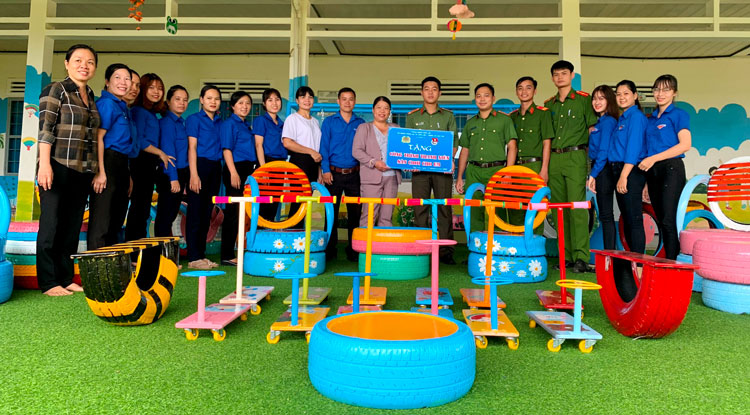 Đoàn thanh niên 2 đơn vị trao tặng sân chơi cho Trường Mẫu giáo Đại Lào