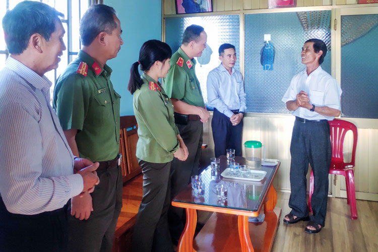 Thiếu tướng Đặng Hoàng Đa - Phó Cục trưởng Cục Xây dựng phong trào bảo vệ ANTQ (Bộ Công an) đến thăm và tặng quà cho đại diện mô hình “Giáo họ không có tội phạm và tệ nạn xã hội” tại Giáo xứ Tân Thanh, xã Lộc Thành, TP Bảo Lộc. Ảnh: Tư liệu Phòng PV05