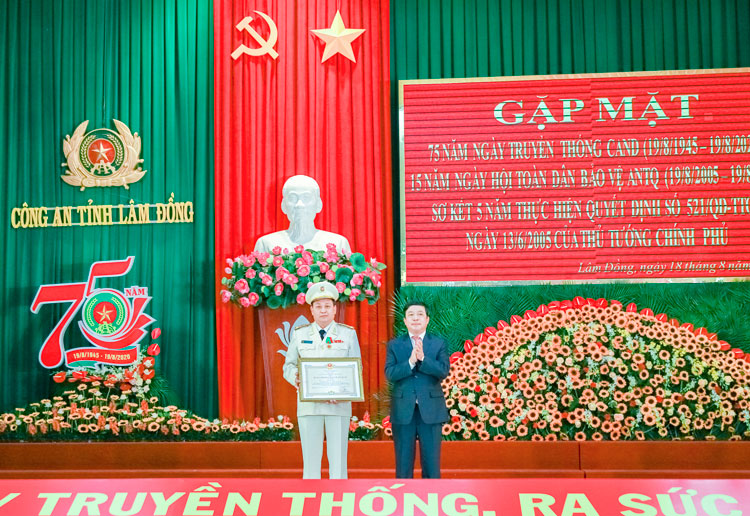 Chủ tịch UBND tỉnh Lâm Đồng Đoàn Văn Việt trao Huân chương bảo vệ Tổ quốc hạng Nhì của Chủ tịch nước tặng Đại tá Đào Ngọc Cần - Phó Giám đốc Công an tỉnh