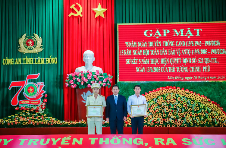 Đồng chí K’Mák - Phó Chủ tịch Thường trực HĐND tỉnh trao bằng khen của UBND tỉnh
