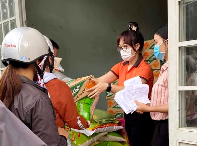 Trao tặng 100 phần quà cho người có hoàn cảnh khó khăn
