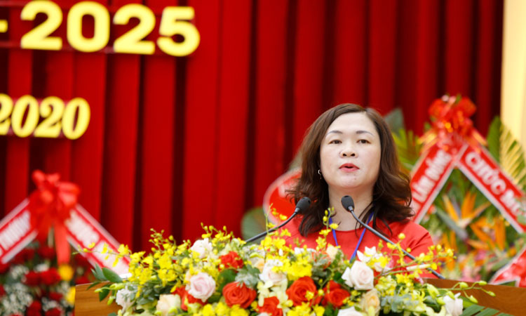 Đồng chí Nguyễn Thị Phương Thảo – Phó Bí thư Đảng ủy Khối các cơ quan tỉnh khóa VII, trình bày báo cáo chính trị