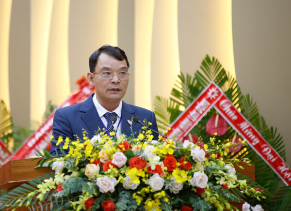 Đồng chí Lương Văn Mừng, thay mặt Đoàn Chủ tịch trình bày báo cáo kiểm điểm tập thể Ban Chấp hành Đảng bộ, Ban Thường vụ Đảng ủy Khối khóa VII, nhiệm kỳ 2015 - 2020
