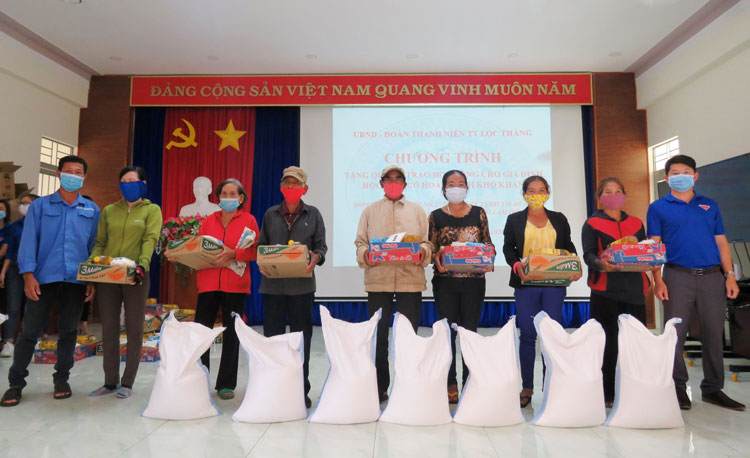 135 suất quà và học bổng đến với hộ khó khăn, học sinh nghèo