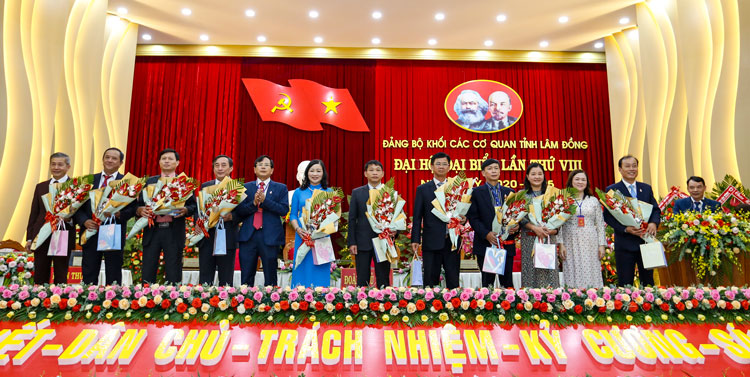Tặng quà các đồng chí thôi không tham gia Ban Chấp hành Đảng bộ Khối khóa mới
