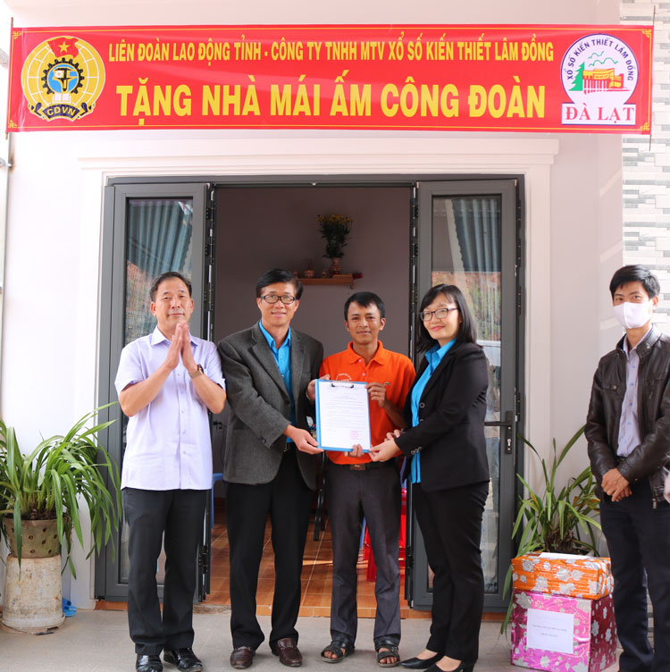 Bàn giao mái ấm công đoàn cho gia đình giáo viên khó khăn