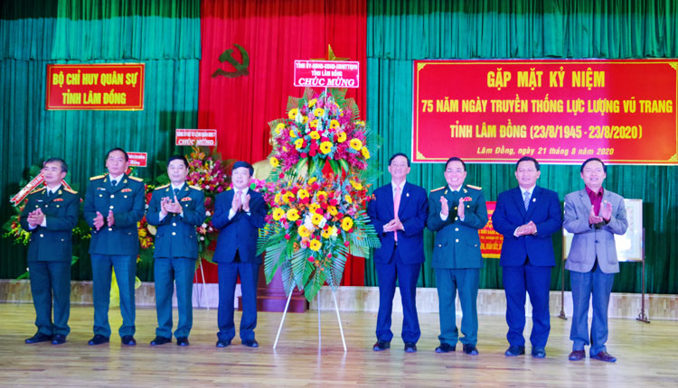 Lãnh đạo tỉnh tặng hoa chúc mừng ngày Truyền thống LLVT tỉnh