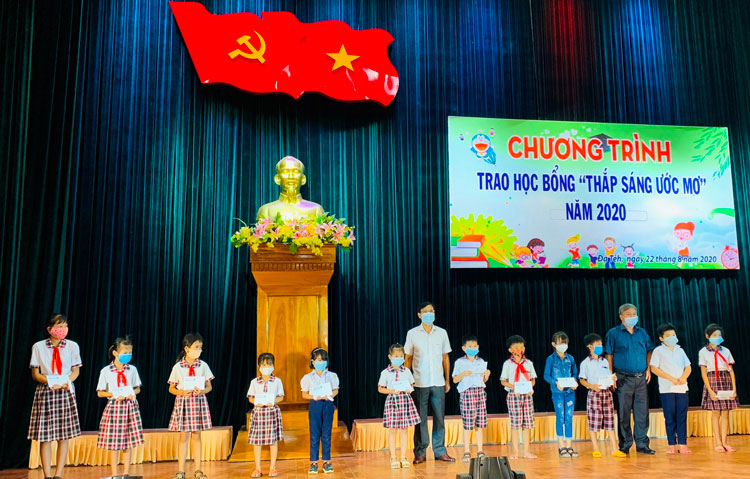 Trao 150 suất học bổng cho học sinh nghèo hiếu học